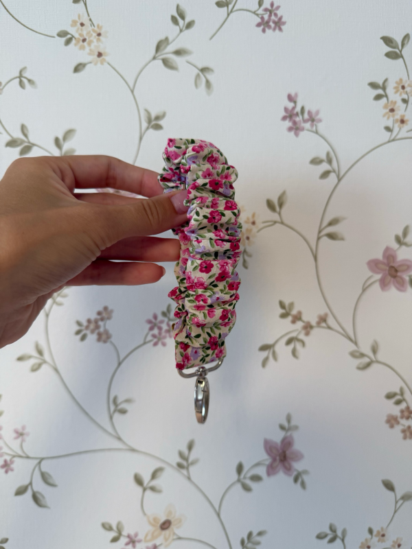 Llavero floral elástico